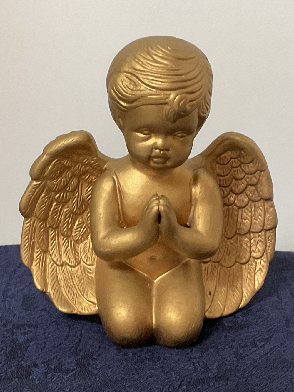 VINTAGE GOLD PAINTED CERAMIC PRAYING CHERUB ANGEL FIGURINE